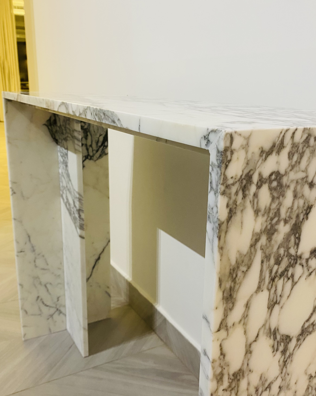 Side profile showing slab thickness and marble veining