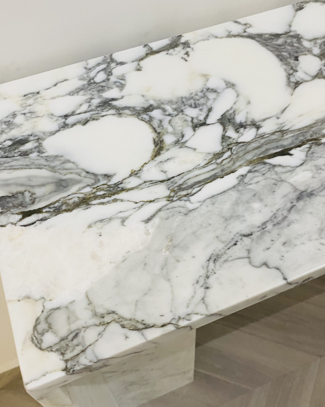 Close-up of Arabescato marble texture on table surface