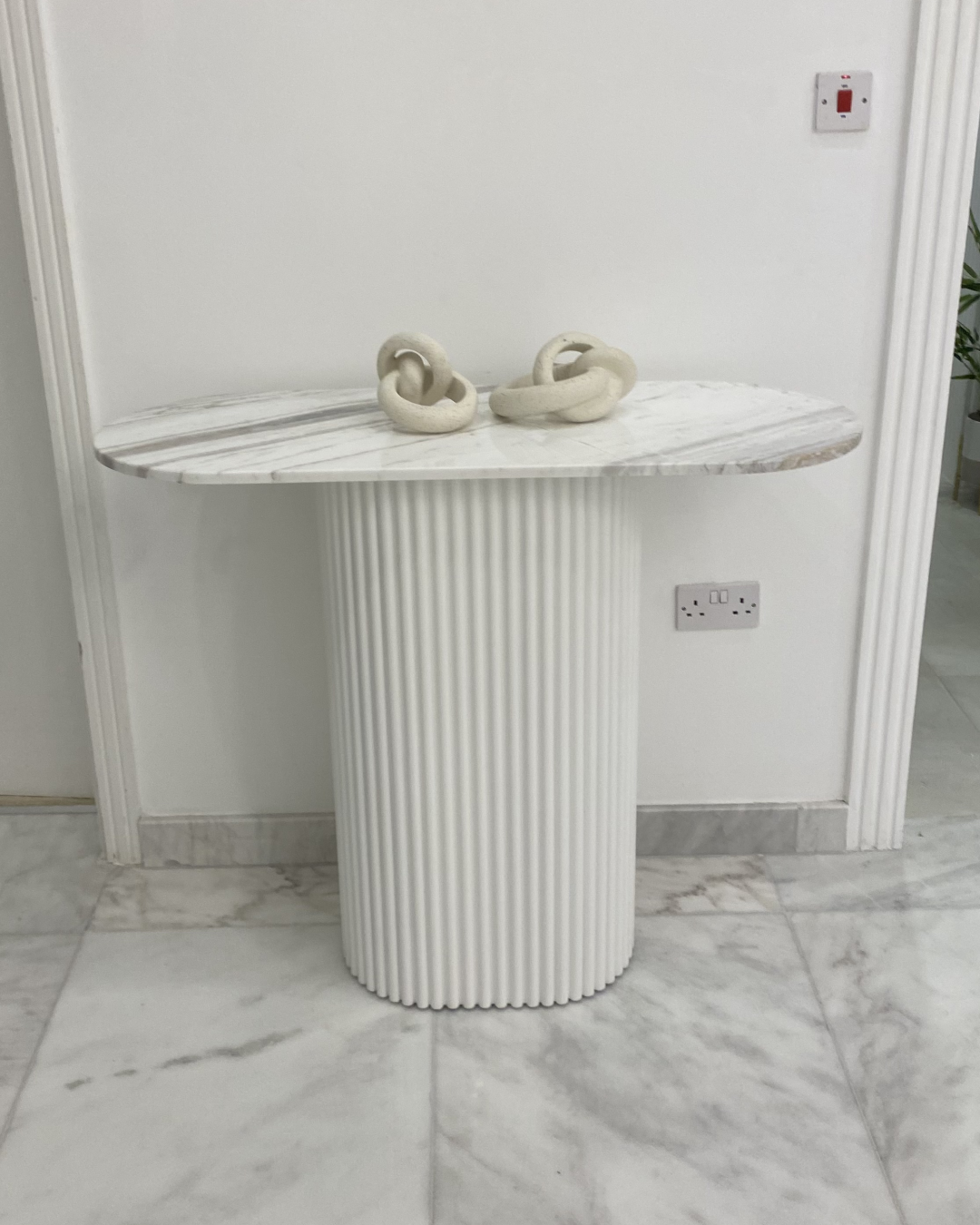 Angled view showing capsule proportions of both top and base