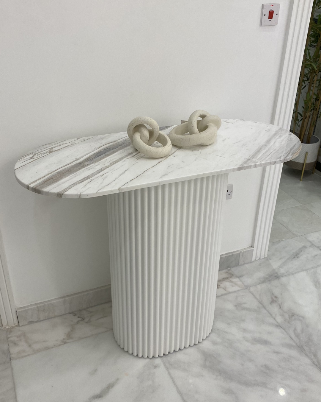 Side profile showing fluted capsule base and marble overhang