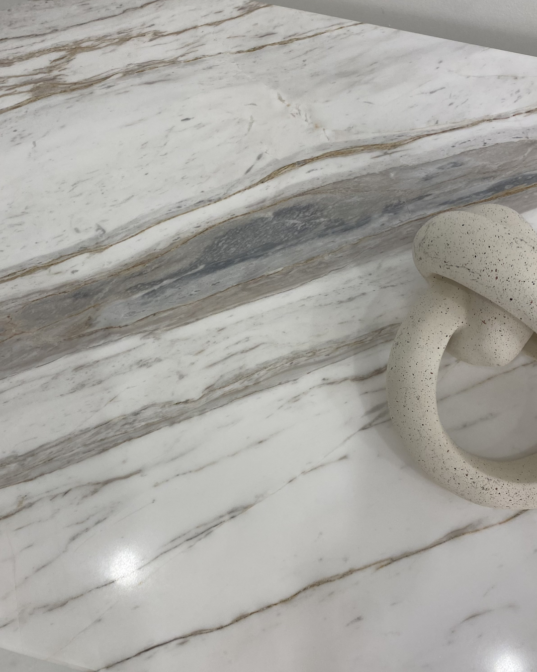 Close-up of Volakas marble surface with veining detail