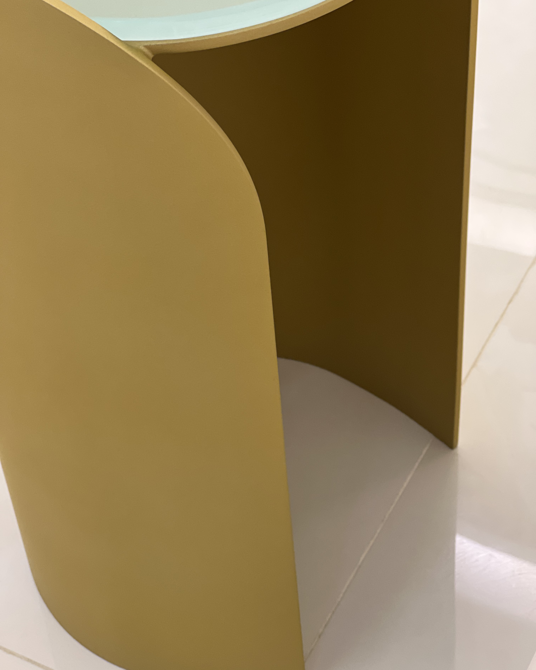 Detailed view of the cylindrical aluminium base of the Lucente serving table