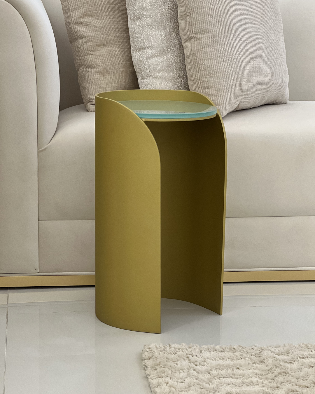 Side profile of the Lucente serving table with rust-proof aluminium frame