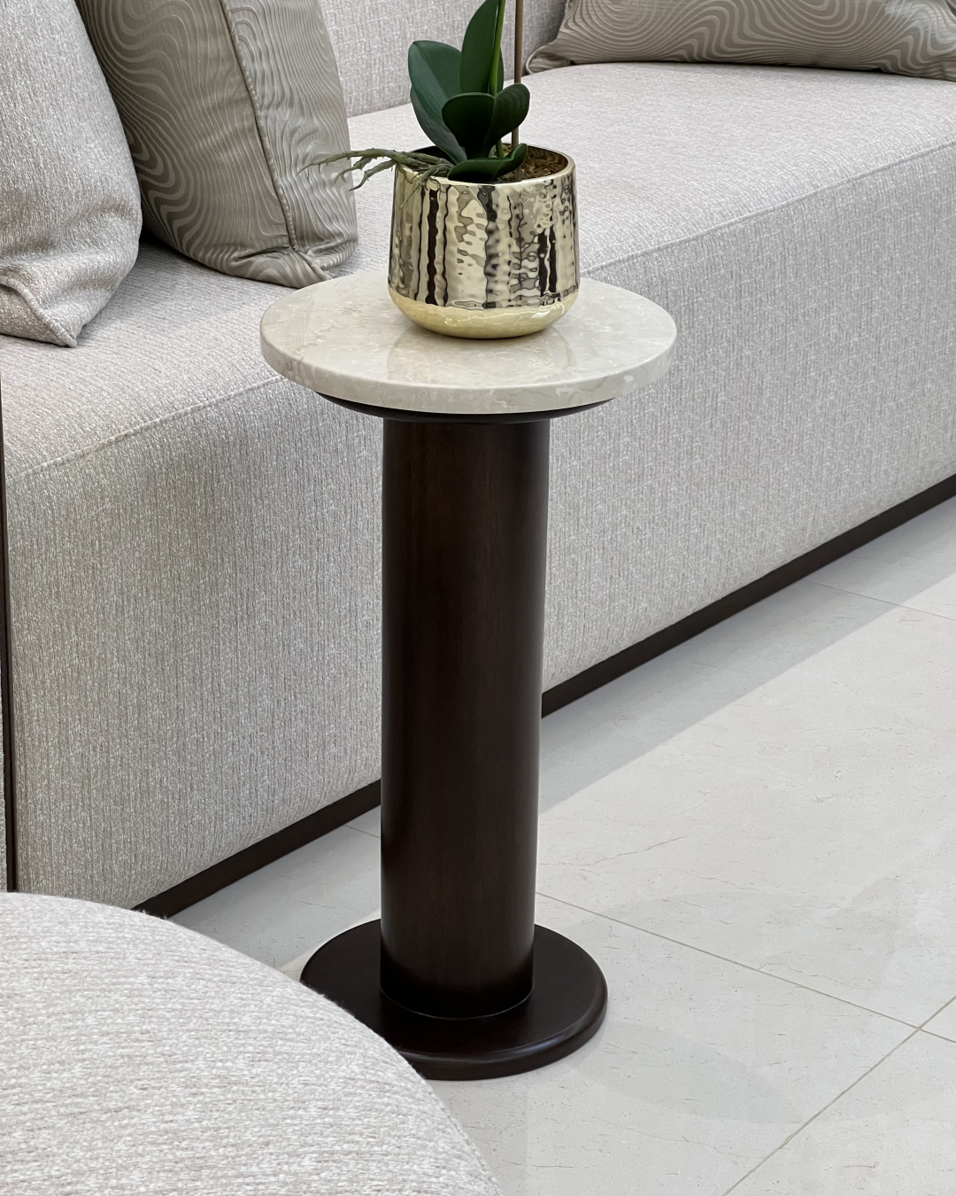 Side view showing compact scale and single wood base