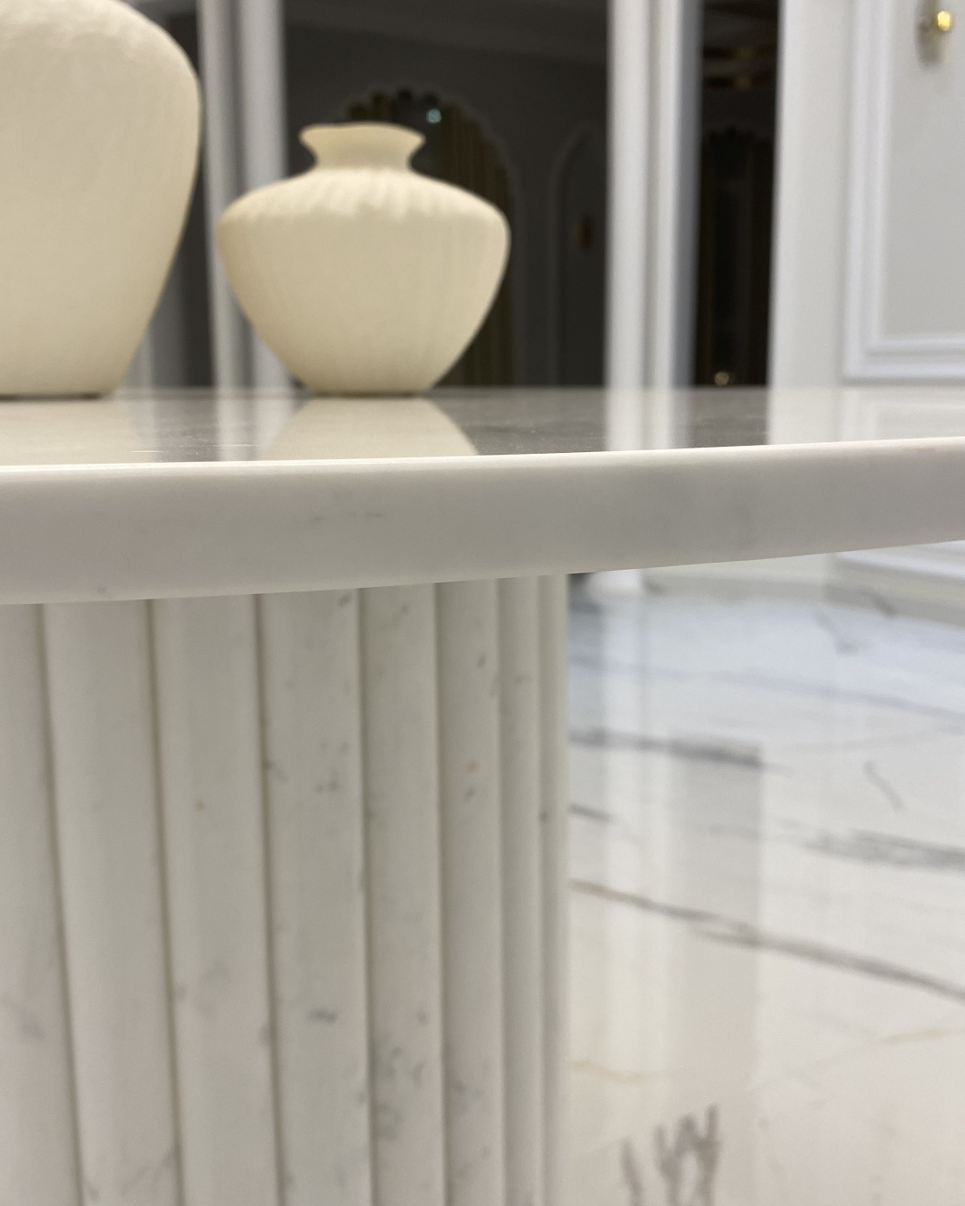 Side view showing base and top side finish