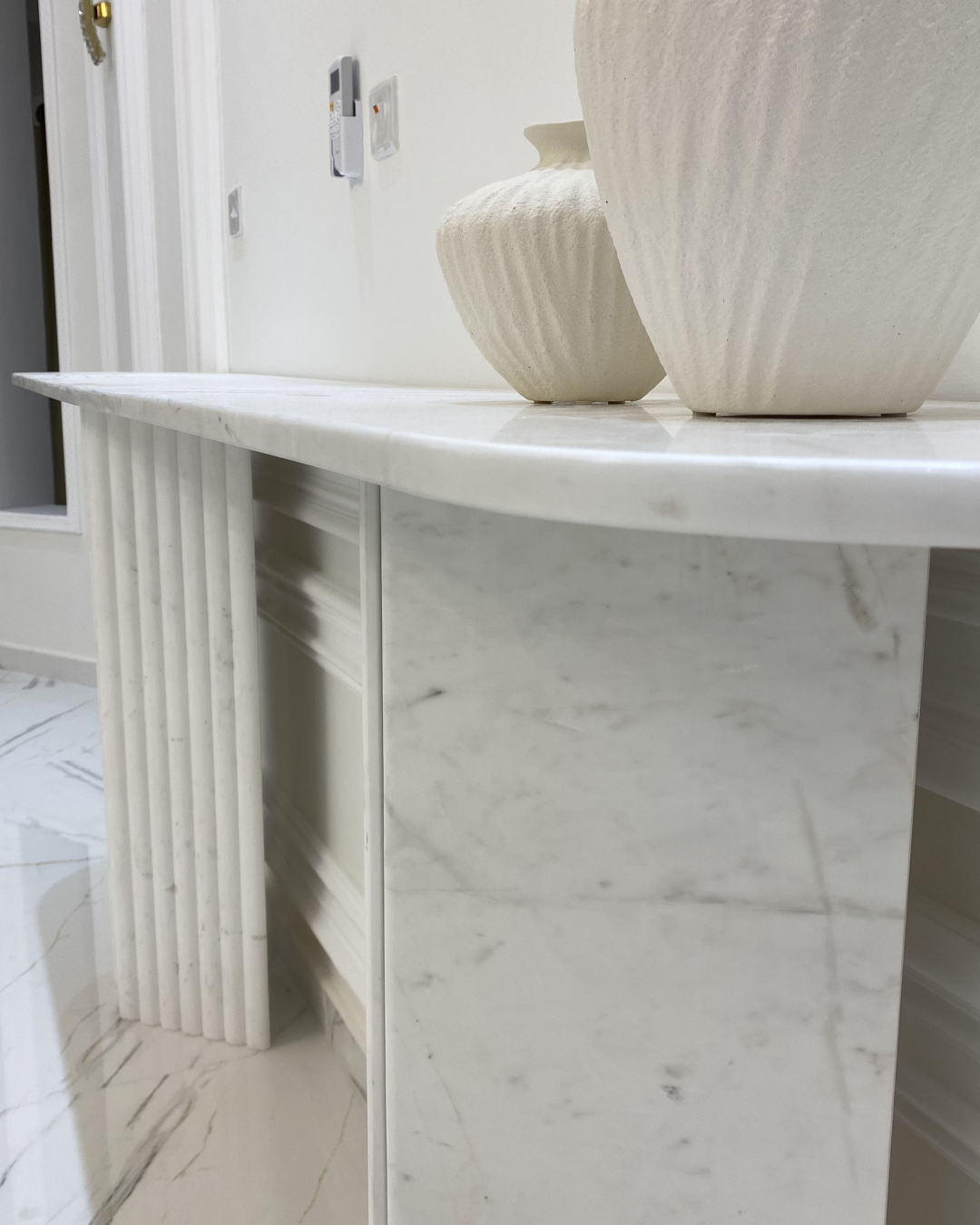 Side profile showing base depth and marble texture