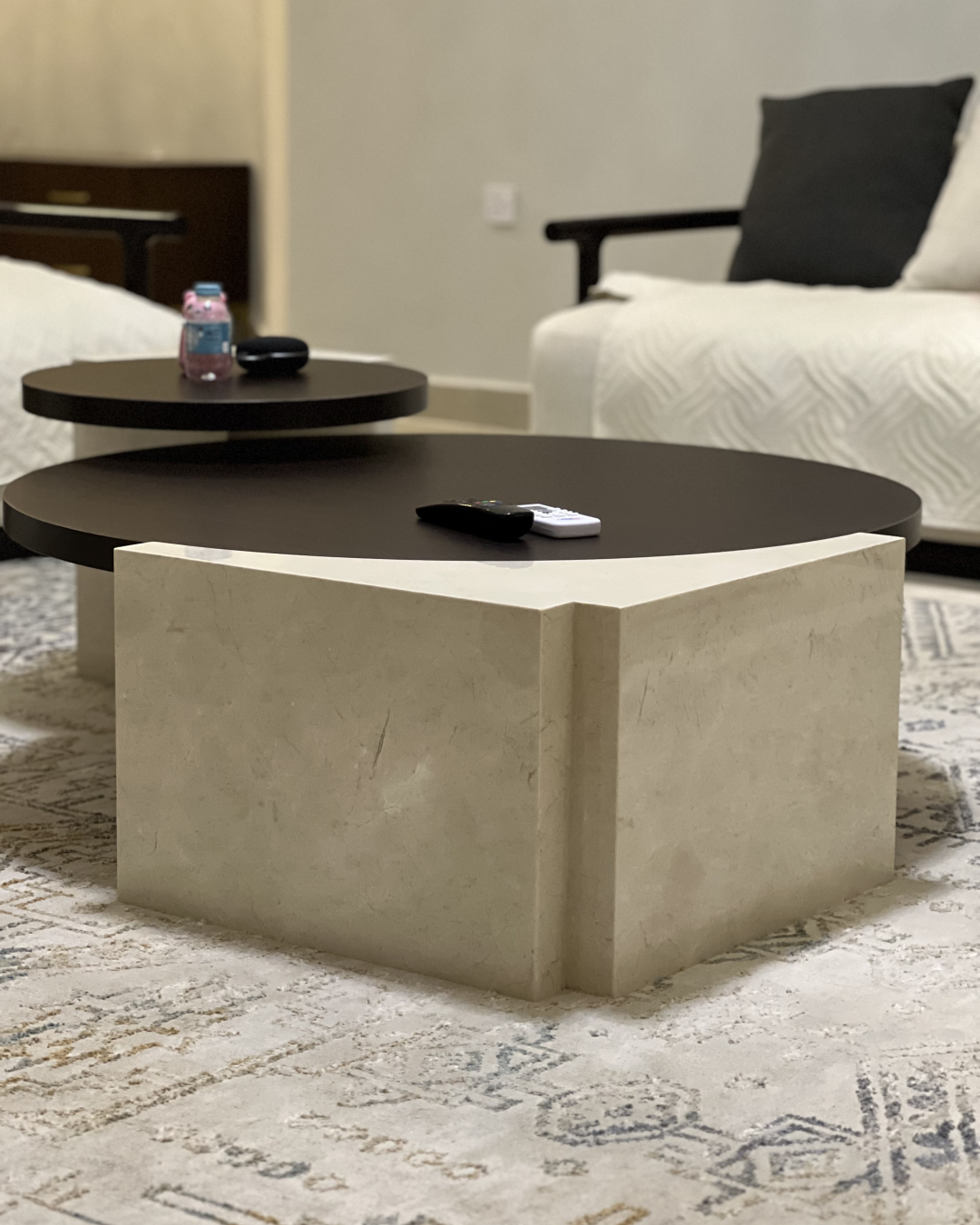 Low side angle capturing height difference between large and small tables