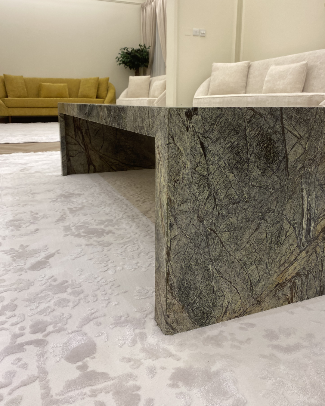 Side view showing polished Forest Green marble pattern