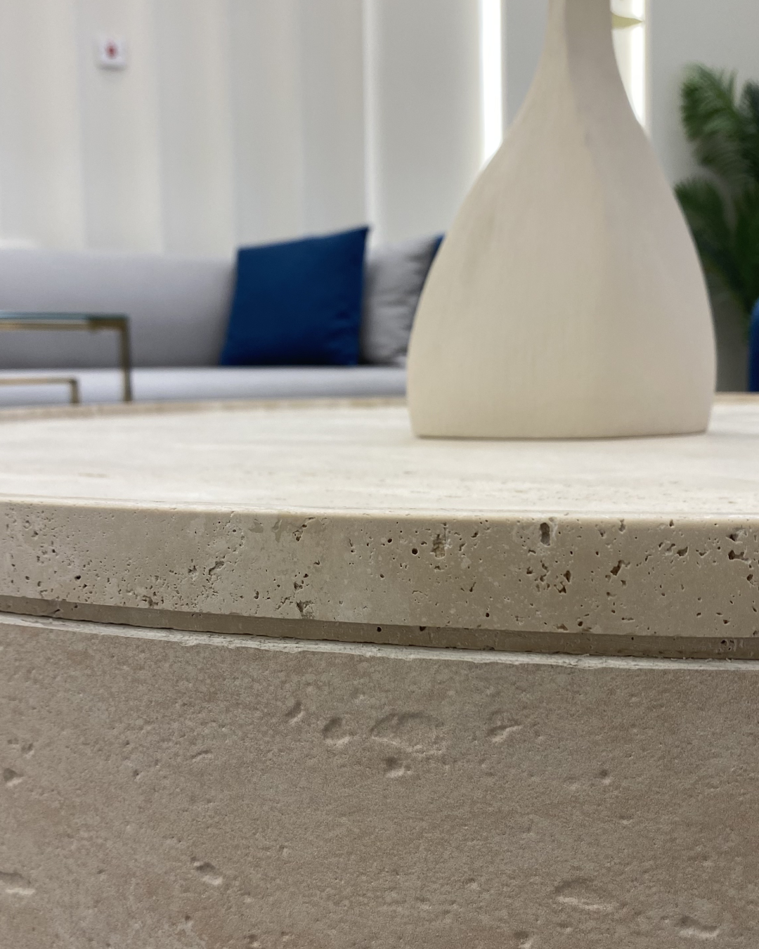 Side view showing groove joint between top and base
