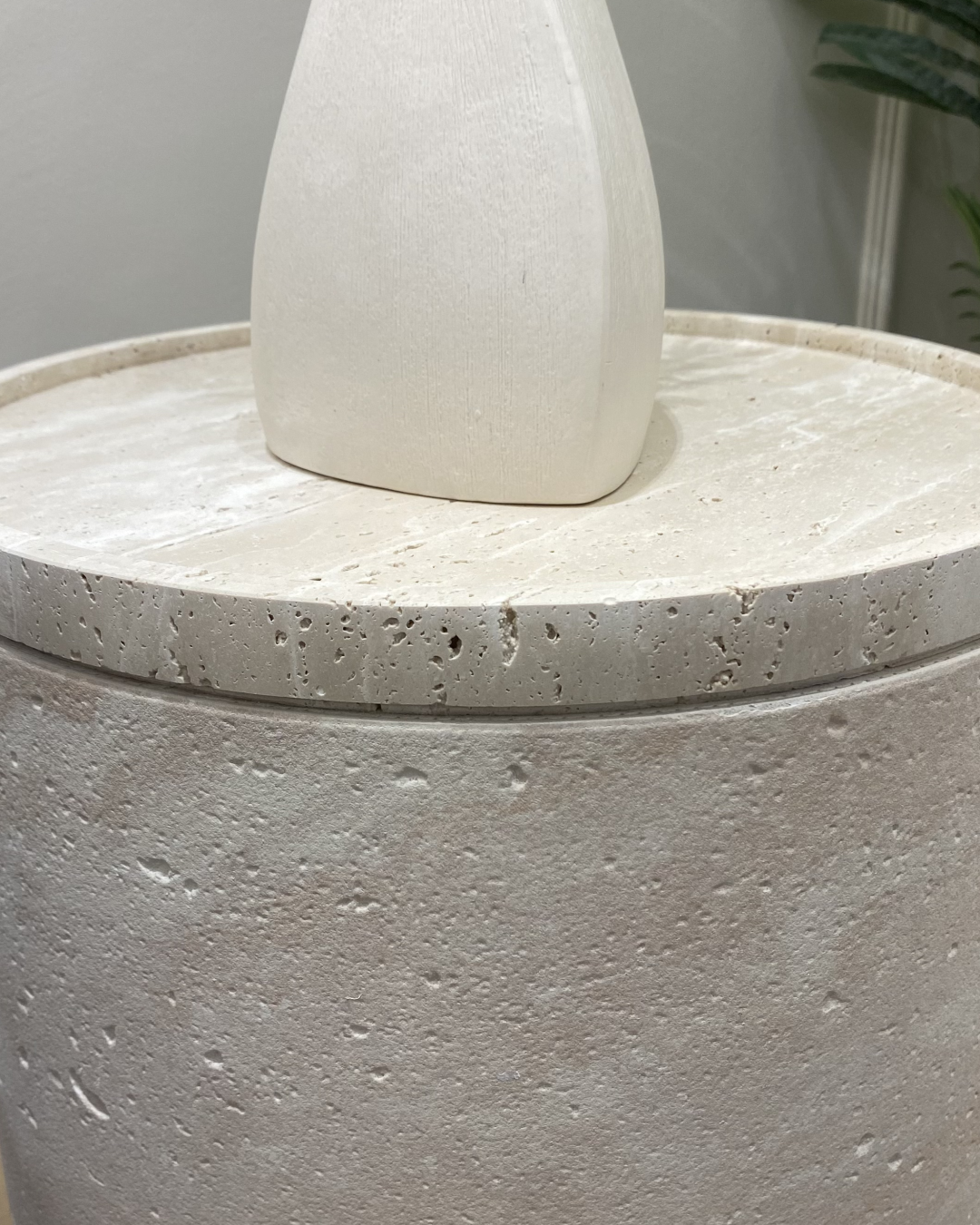 Groove joint detail between top and base