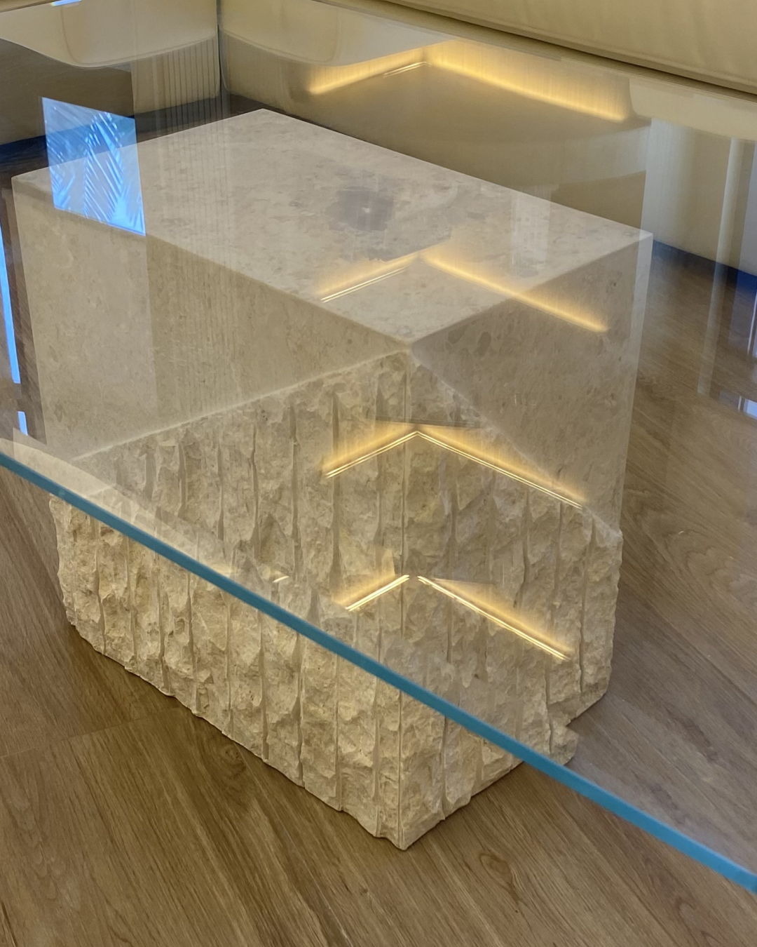 Side profile showing thickness of glass and textural contrast