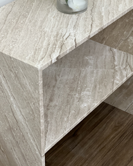 Angled image showing seamless veining across table