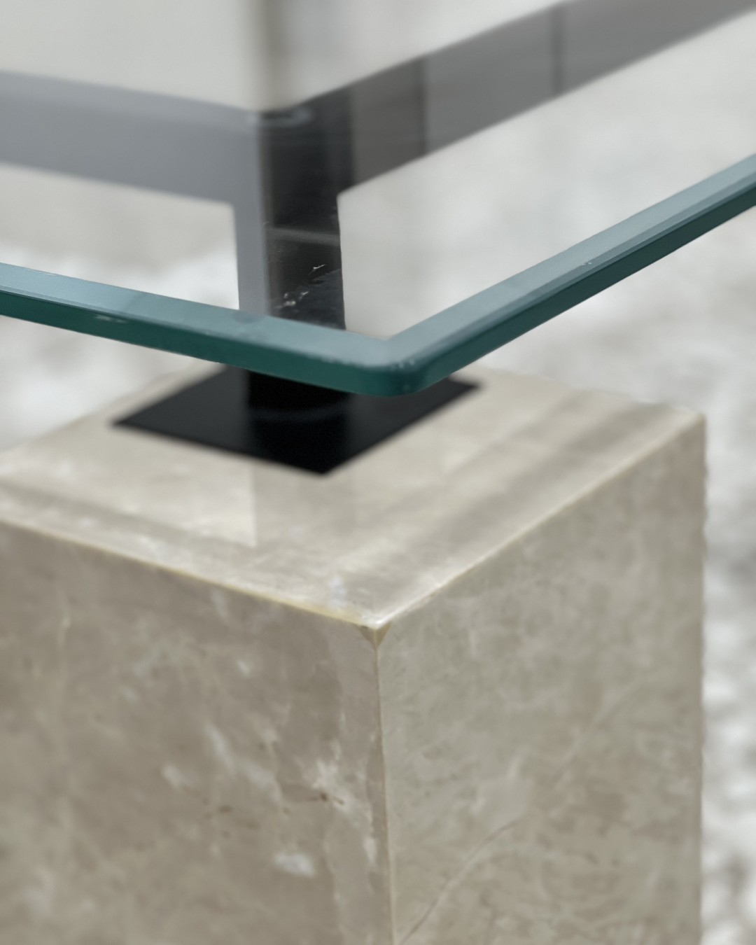 Closs-up of the clear tempered glass top showing elegant beveled sides