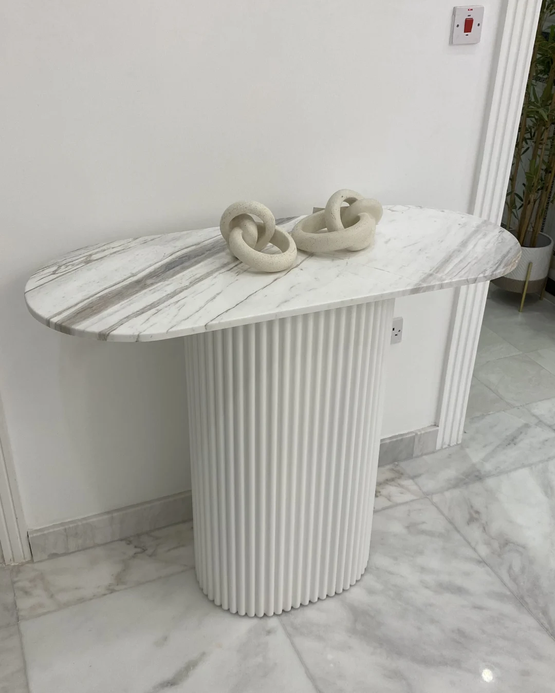 Side profile showing fluted capsule base and marble overhang
